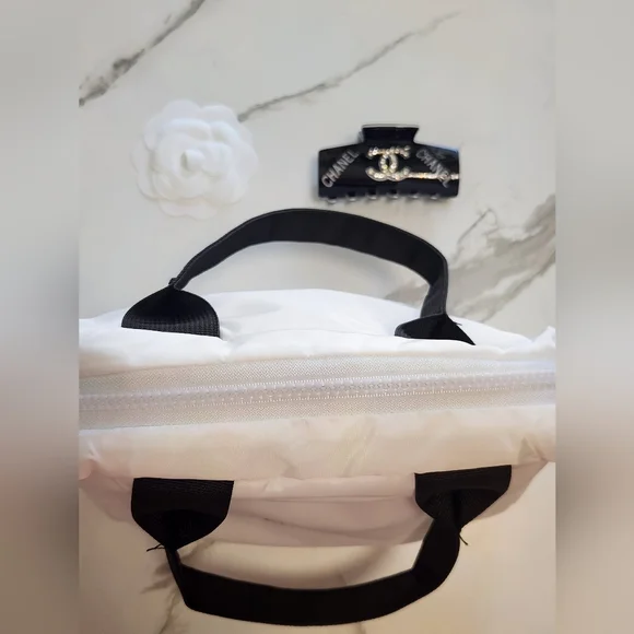 Bundle Of Novelty GWP Items- Cosmetics Bag, Hair Claw Clip And Flower! New! - Picture 2 of 9